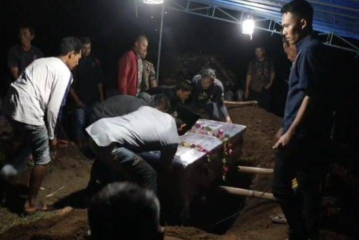 Jenazah Wigih Hartono dimakamkan di TPU Desa Nambak, Kecamatan Bungkal, Kabupaten Ponorogo,. IDN Times/Riyanto.