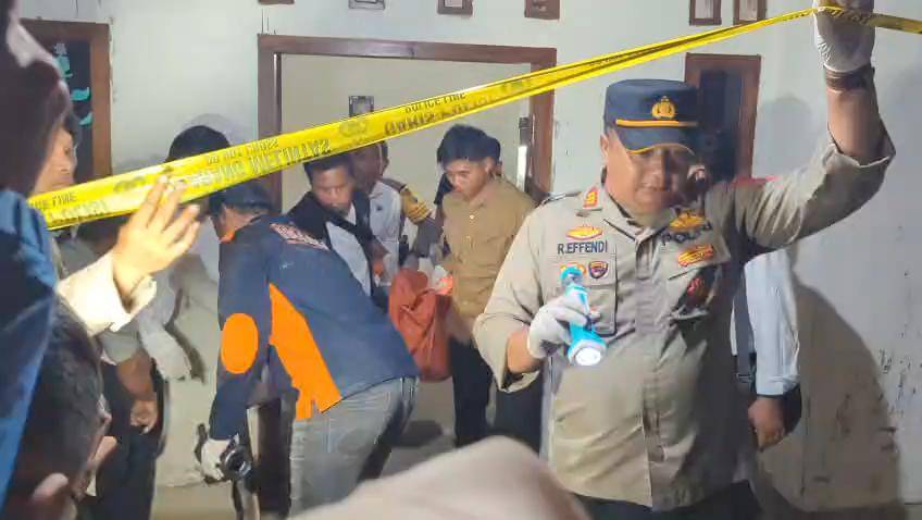 Polisi evakuasi jenazah korban ke kamar mayat RSUD dr. Harjono untuk dilakukan visum. IDN Times/Riyanto.