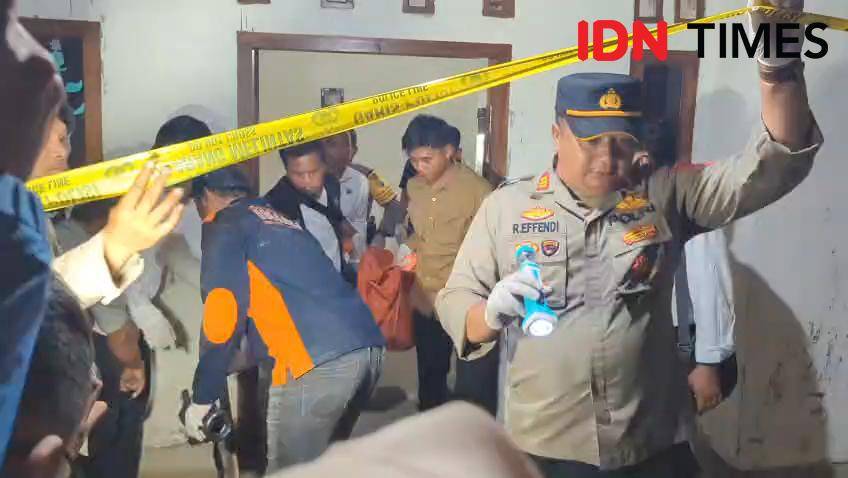 Polisi evakuasi jenazah korban ke kamar mayat RSUD dr. Harjono untuk dilakukan visum. IDN Times/Riyanto.