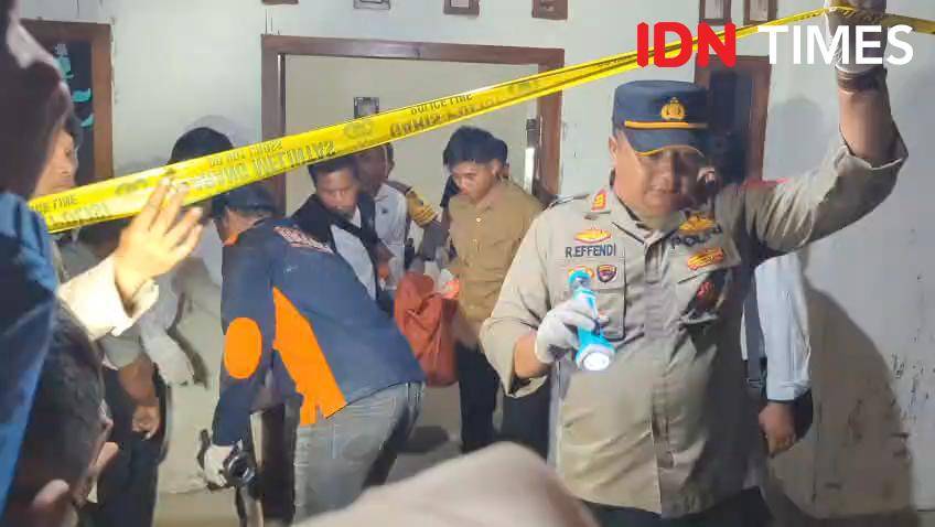 Polisi evakuasi jenazah korban ke kamar mayat RSUD dr. Harjono untuk dilakukan visum. IDN Times/Riyanto.