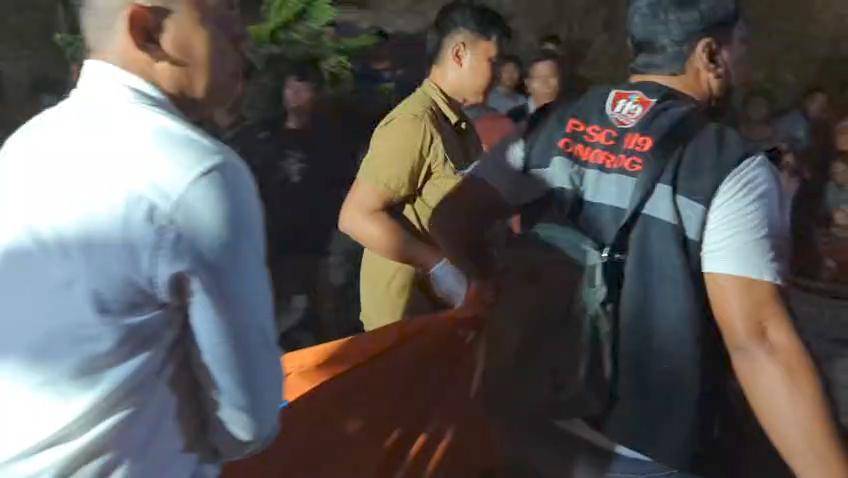 Polisi evakuasi jenazah korban ke kamar mayat RSUD dr. Harjono untuk dilakukan visum. IDN Times/Riyanto.