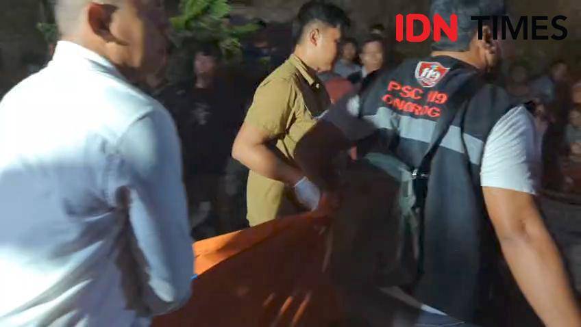 Polisi evakuasi jenazah korban ke kamar mayat RSUD dr. Harjono untuk dilakukan visum. IDN Times/Riyanto.