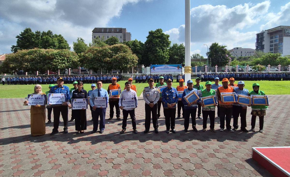 15 Juru Parkir mendapatkan penghargaan sebagai Jukir Teladan yang konsisten menggunakan Qris