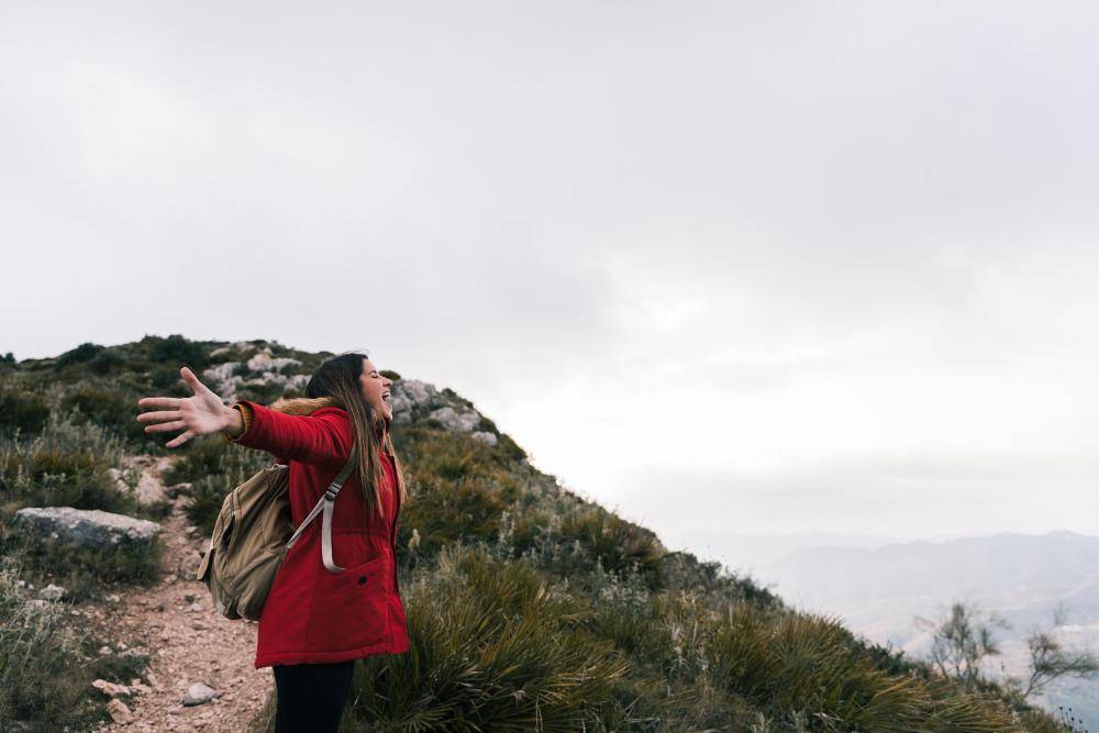 ilustrasi perempuan hiking