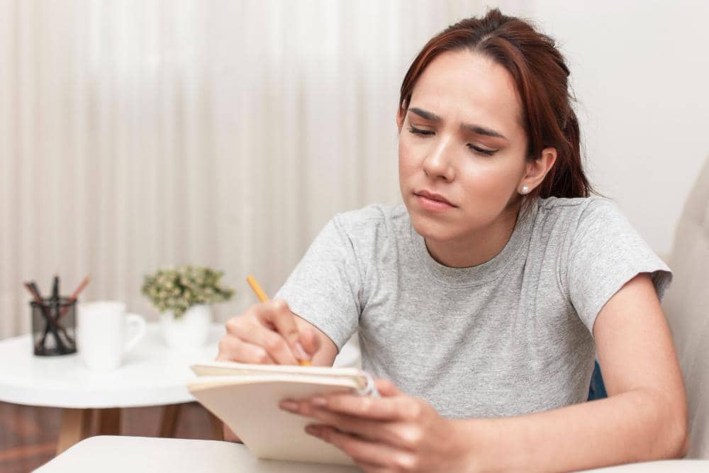 ilustrasi perempuan journaling