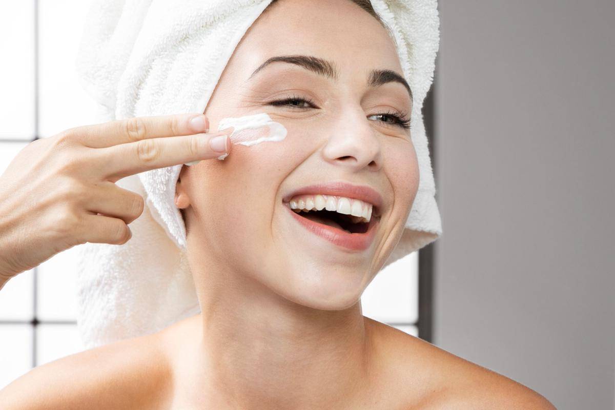 ilustrasi memakai sunscreen (freepik.com)