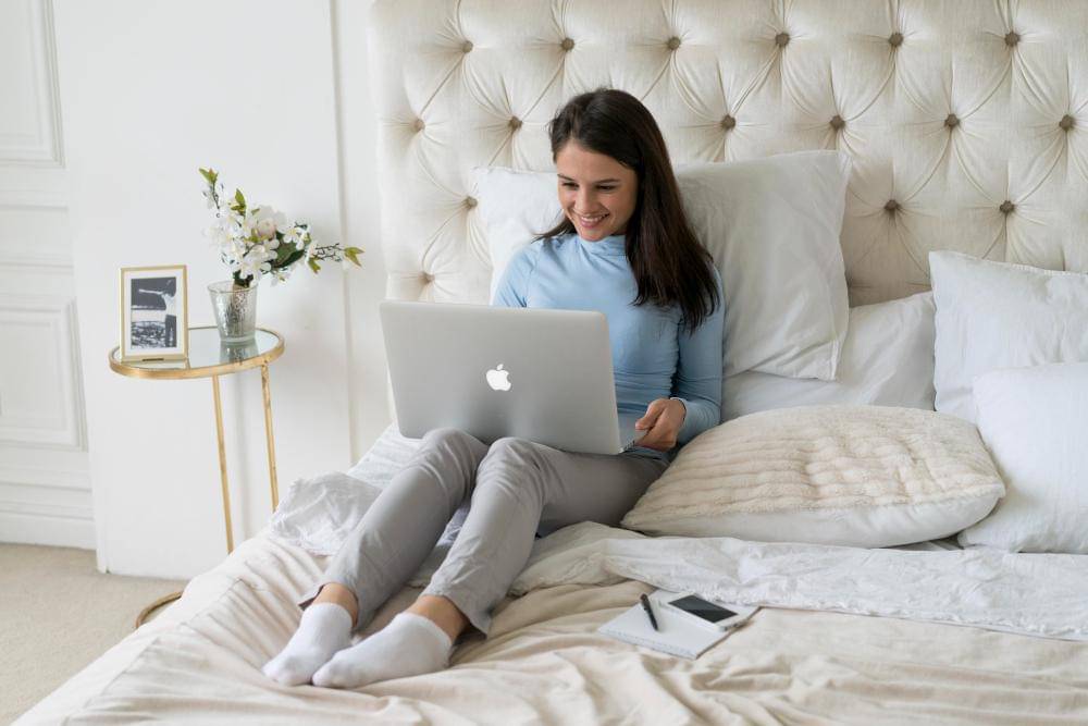 ilustrasi duduk di depan laptop