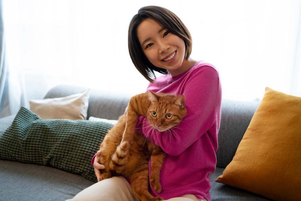 ilustrasi perempuan bermain dengan kucing (freepik.com/freepik)