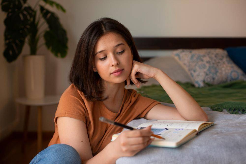 ilustrasi perempuan journaling