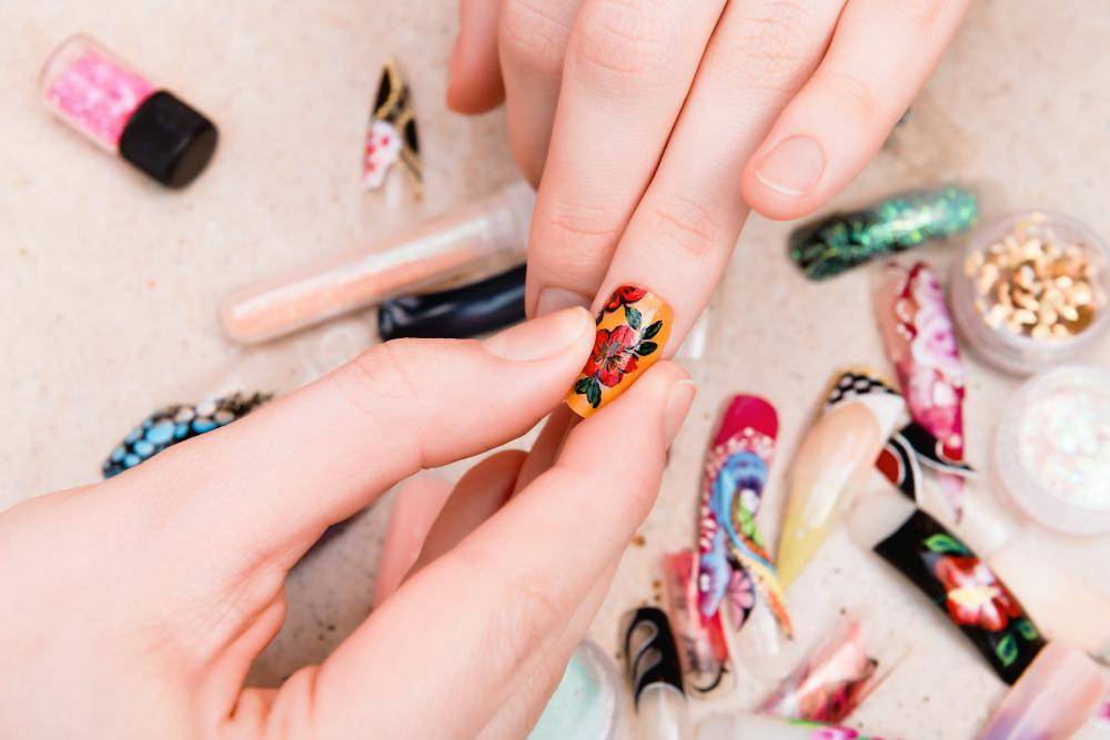 Ilustrasi nail art (freepik.com/devmaryna)