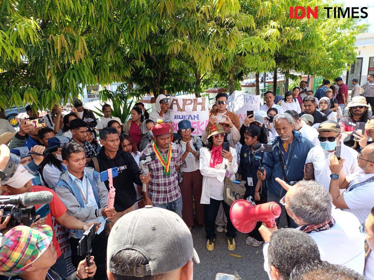 Demonstrasi tuntut Eks Kapolres Ngada pidana seumur hidup di depan Pengadilan Negeri Kupang. (IDN Times/Putra Bali Mula)