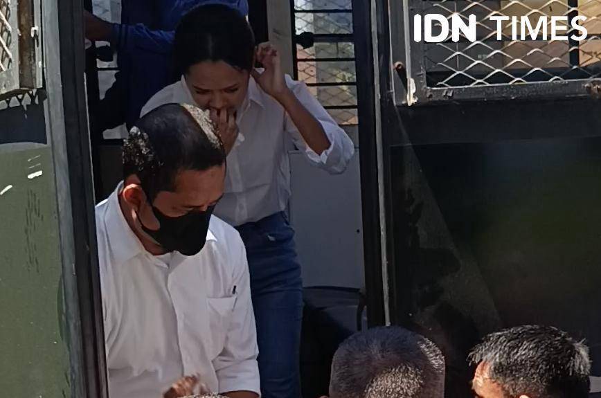 Eks Kapolres Ngada Fajar tiba di Pengadilan Negeri Kupang untuk sidang penuntutan. (IDN Times/Putra Bali Mula)