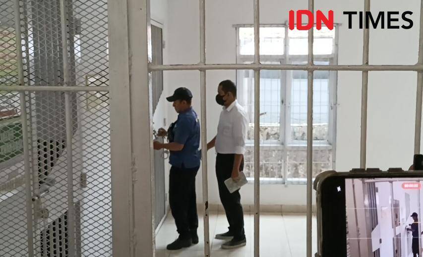 Eks Kapolres Ngada Fajar saat digiring ke ruangan tahanan sementara Pengadilan Negeri Kupang. (IDN Times/Putra Bali Mula)