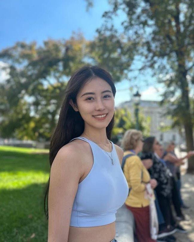 potret Li Shi Yi, Miss Universe Hongkong 2025 (instagram.com/lizzie_the_rockk) 