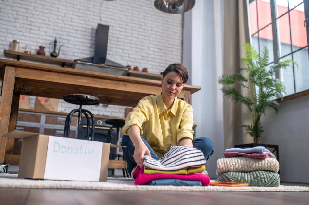 ilustrasi decluttering (freepik.com/zinkevych)