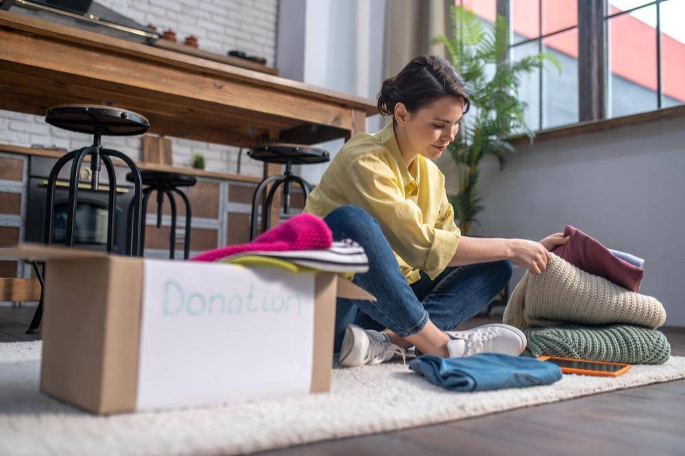 ilustrasi decluttering (freepik.com/zinkevych)