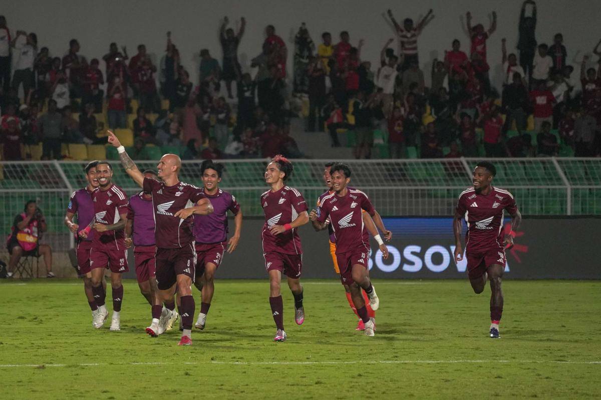 Sejumlah pemain PSM Makassar melakukan selebrasi usai mencetak gol ke gawang Persija Jakarta dalam pertandingan BRI Super League di Stadion BJ Habibie, Kabupaten Parepare, Sulawesi Selatan, Minggu (21/9/2025). (ANTARA FOTO/Hasrul Said/foc.)