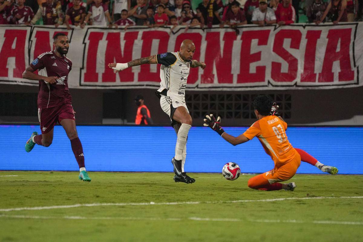 Kiper PSM Makassar Hilman Syah (kanan) manahan bola dari serangan pesepak bola Persija Jakarta dalam pertandingan BRI Super League di Stadion BJ Habibie, Kabupaten Parepare, Sulawesi Selatan, Minggu (21/9/2025). (ANTARA FOTO/Hasrul Said/foc.)