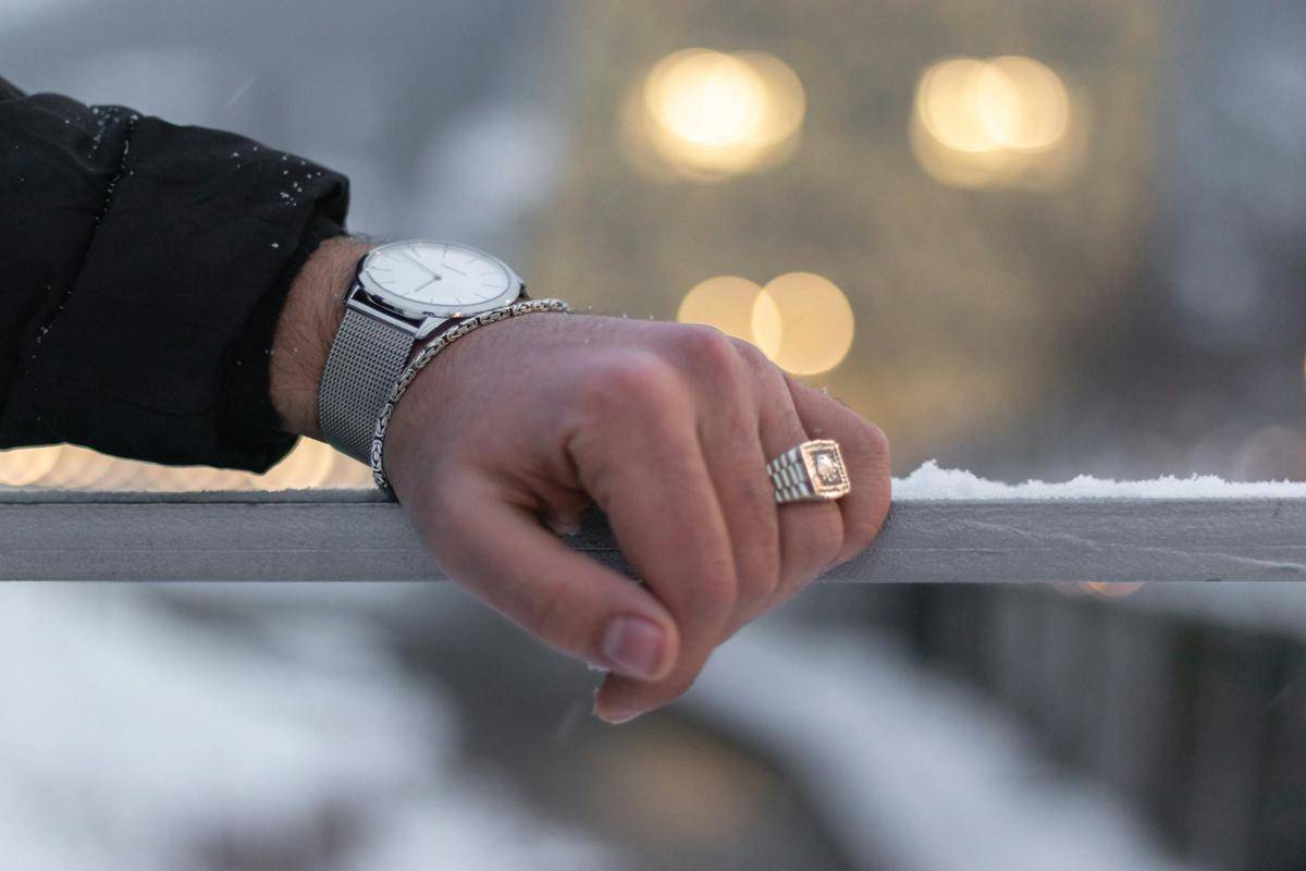 ilustrasi cincin pria (unsplash.com/Christian Wiediger)