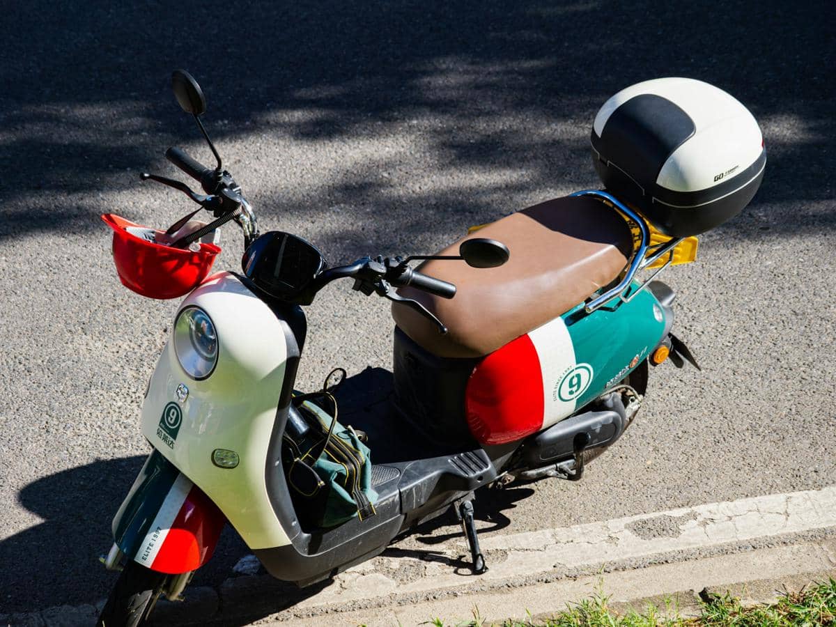 ilustrasi motor dengan box belakang (unsplash.com/Declan Sun)