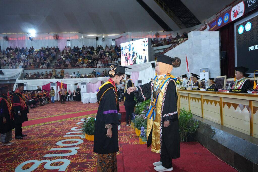 Diva Annisa Fitri, Mahasiswi Program Studi Pendidikan Bahasa Inggris Fakultas Keguruan dan Ilmu Pendidikan (FKIP) Lulusan Terbaik Program Sarjana Tingkat Universitas (Dok.Unila)