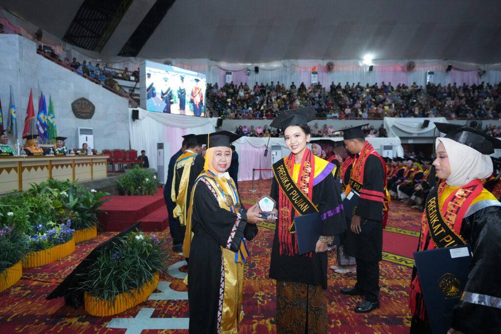Diva Annisa Fitri, Mahasiswi Program Studi Pendidikan Bahasa Inggris Fakultas Keguruan dan Ilmu Pendidikan (FKIP) Lulusan Terbaik Program Sarjana Tingkat Universitas (Dok.Unila)