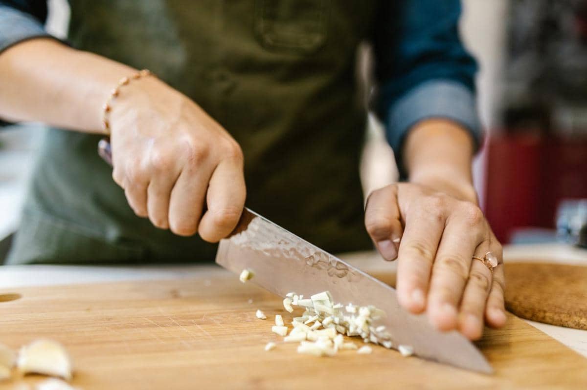 ilustrasi cincang bawang putih (pexels.com/RDNE Stock project)