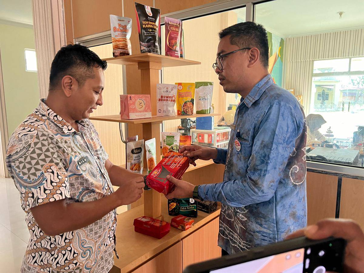 Nico Primadona menjelaskan tentang kemasan produk yang telah dibuat (Foto: Pemprov Sumbar)