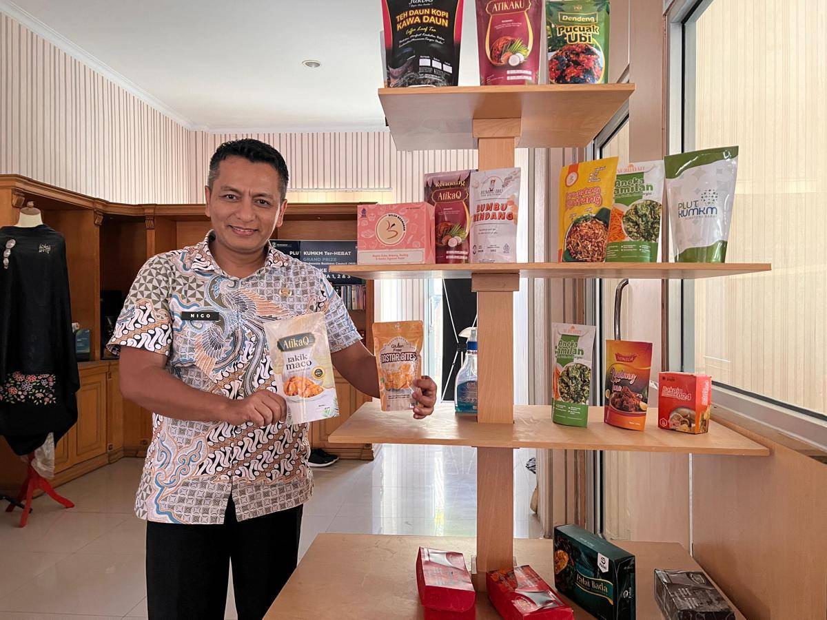 Nico Primadona memperlihatkan kemasan produk yang telah dibuat (Foto: Pemprov Sumbar)