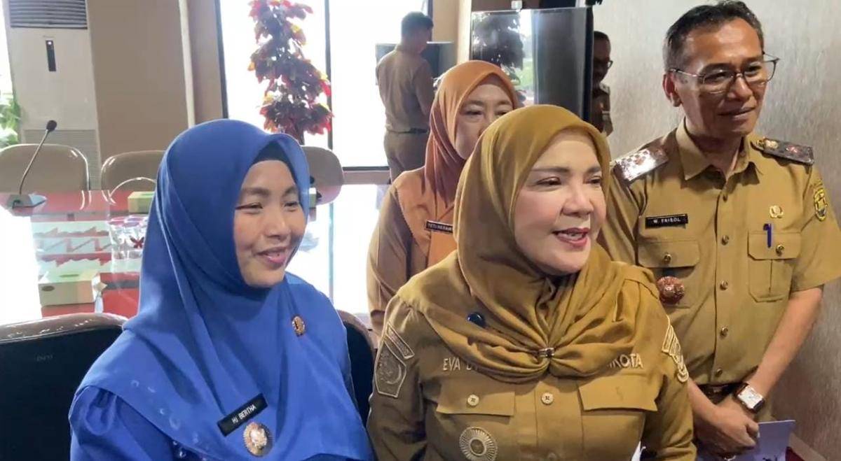 Walikota Bandar Lampung Eva Dwiana dan Wakil Walikota Pagar Alam, Bertha saat bertemu. (IDN Times/Muhaimin)