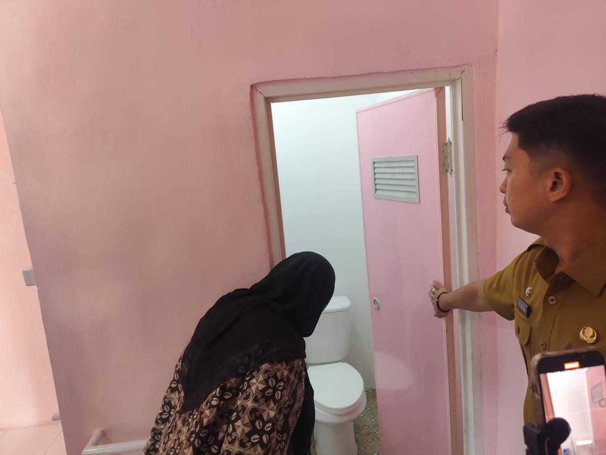 Wali Kota Bandar Lampung, Eva Dwiana saat melihat rumah nenek Astira. (IDN Times/Muhaimin)