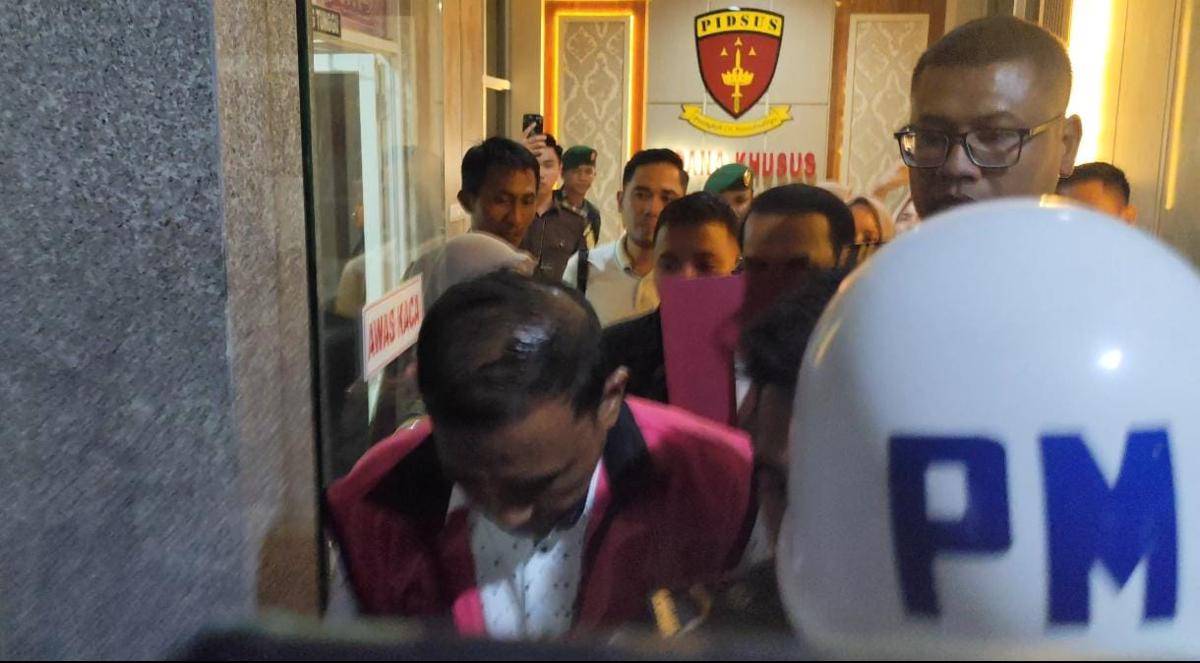 Tersangka korupsi PT.LEB di Kejati Lampung. (IDN Times/Muhaimin)