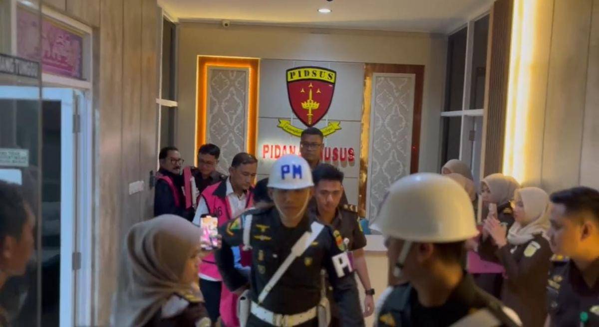 Ketiga tersangka korupsi PT.LEB saat dibawa oleh Kejati Lampung. (IDN Times/Muhaimin)