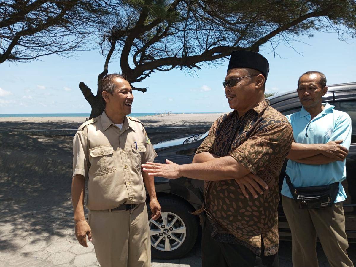 Wakil Ketua 1, DPRD Bantul, Suradal (baju batik).(IDN Times/Daruwaskita)