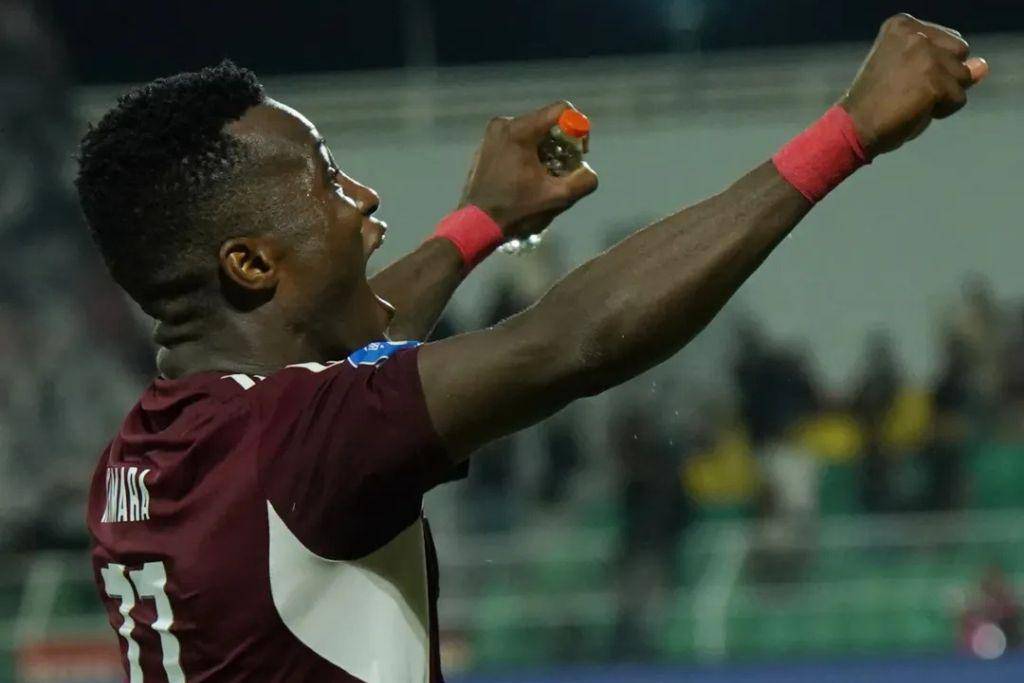 Striker PSM Makassar, Abu Kamara, saat merayakan gol yang ia cetak ke gawang Persija Jakarta dalam laga pekan ke-6 BRI Super League 2025/2026 yang berlangsung di Stadion BJ Habibie Parepare pada 21 September 2025. (Instagram.com/psm_makassar)