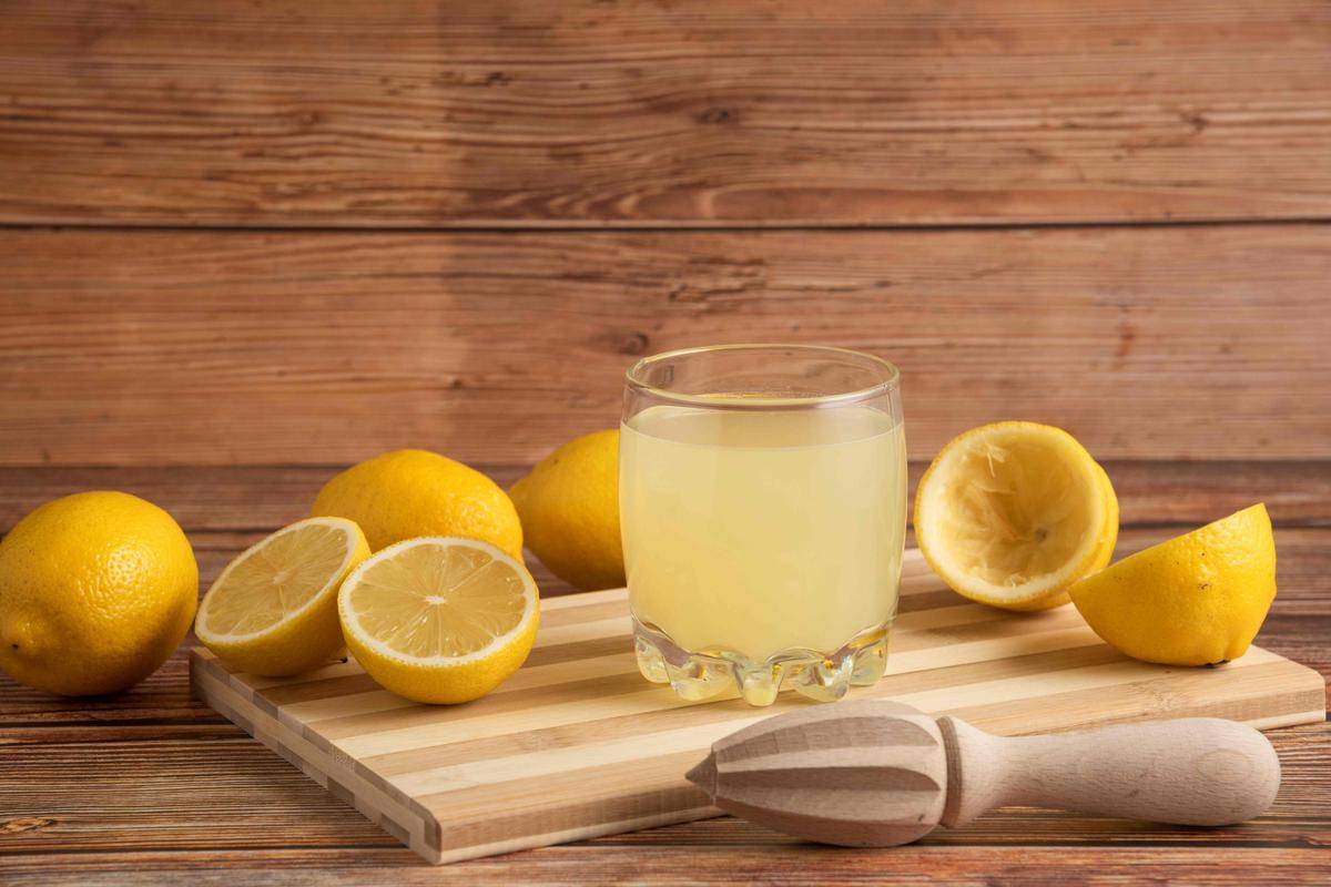 ilustrasi air lemon hangat (freepik.com/azerbaijan_stockers)