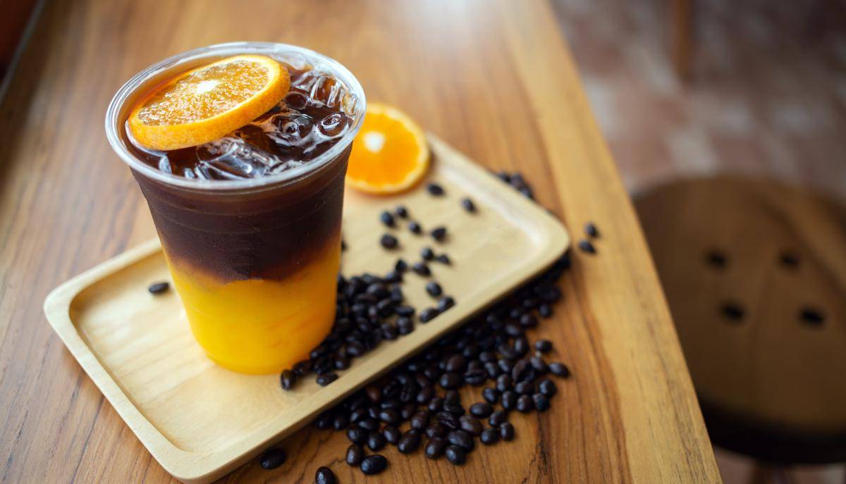 ilustrasi ice americano orange mocktail (vecteezy.com/NARONG KHUEANKAEW)