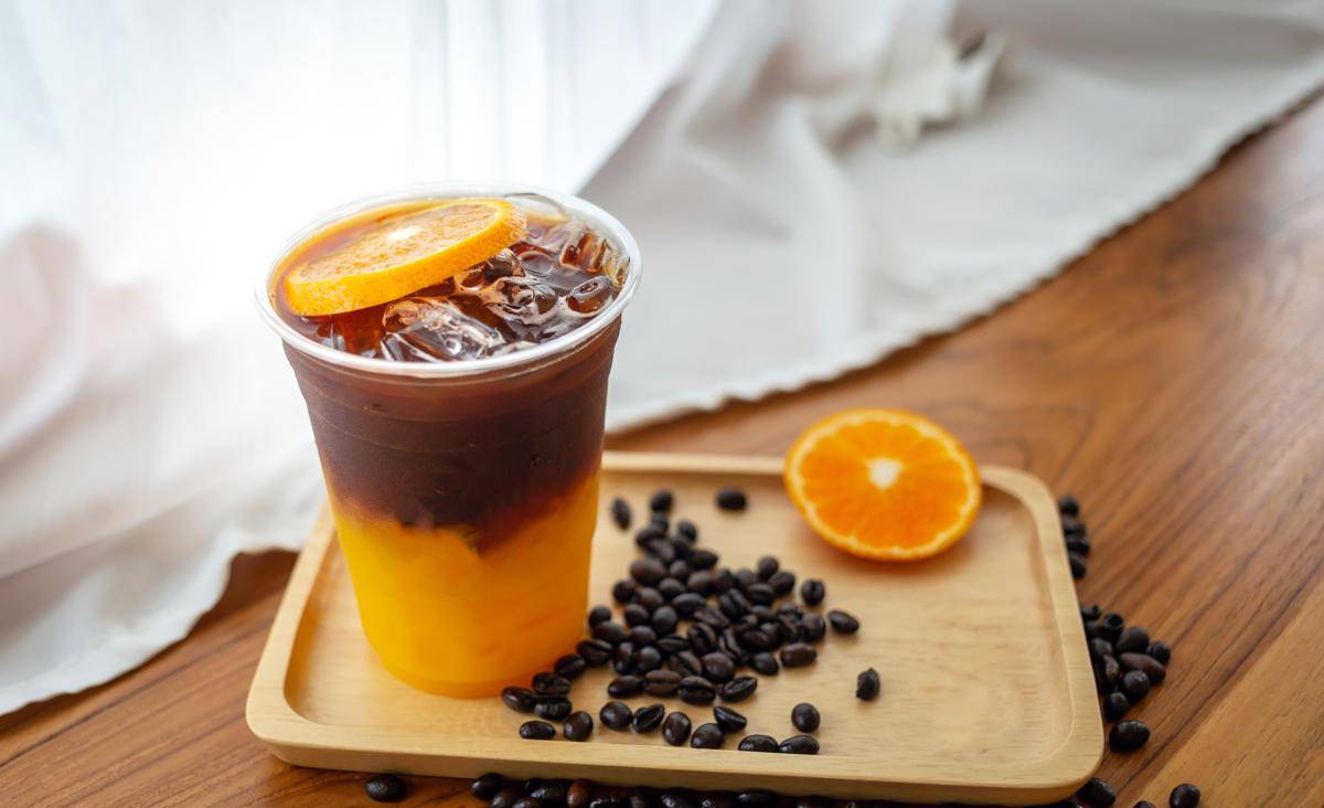 ilustrasi ice americano orange mocktail yang segar (vecteezy.com/NARONG KHUEANKAEW)