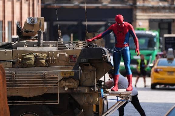 Tom Holland saat syuting Spider-Man: Brand New Day. (ZUMAPRESS.com)