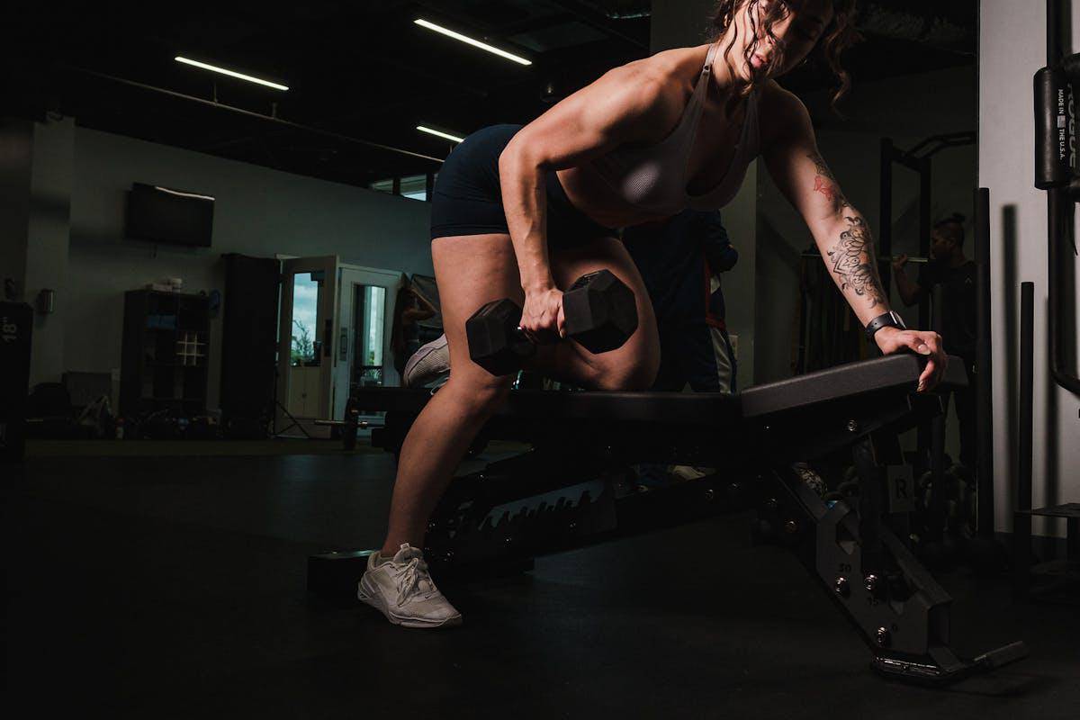 ilustrasi rekomendasi sepatu yang cocok untuk gym (pexels.com/Airam Dato-on)