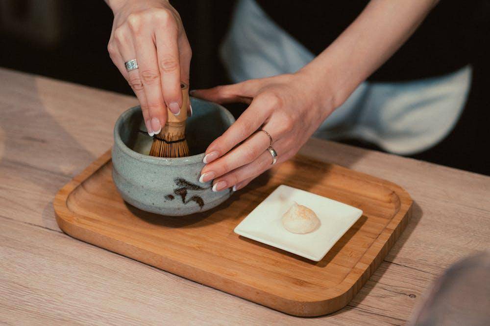 ilustrasi menyeduh matcha 