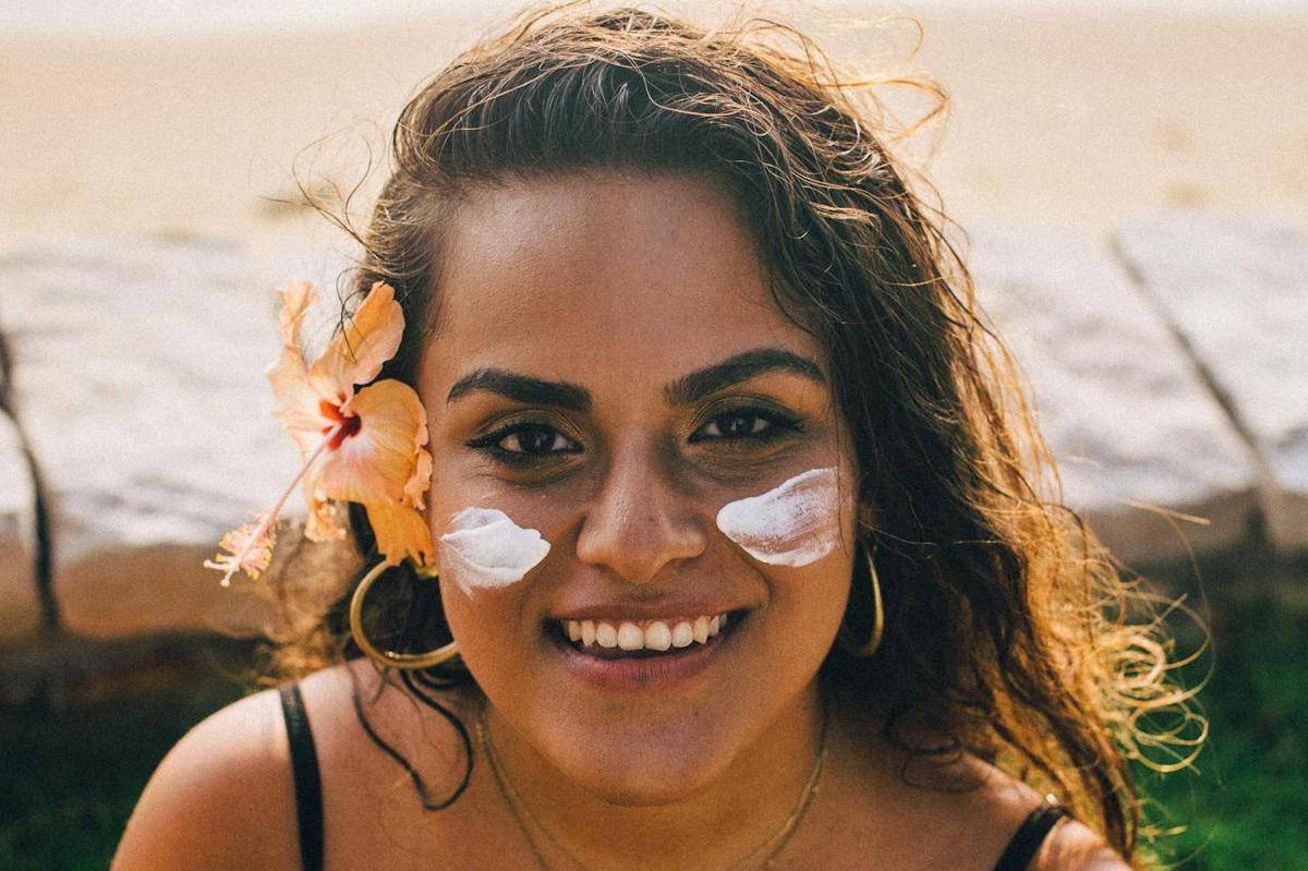 ilustrasi rekomendasi sunscreen lokal untuk kulit berminyak (pexels.com/Anna Tarazevich)