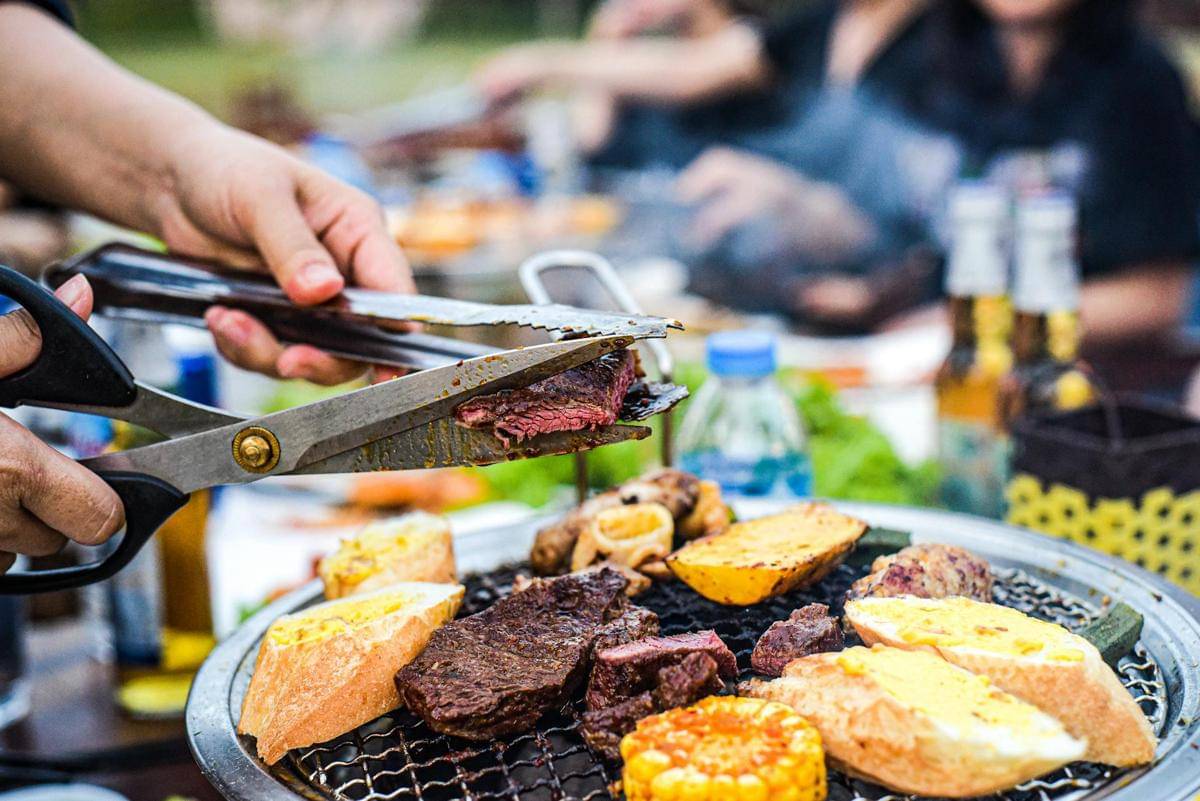 ilustrasi menu bakar-bakar di pantai