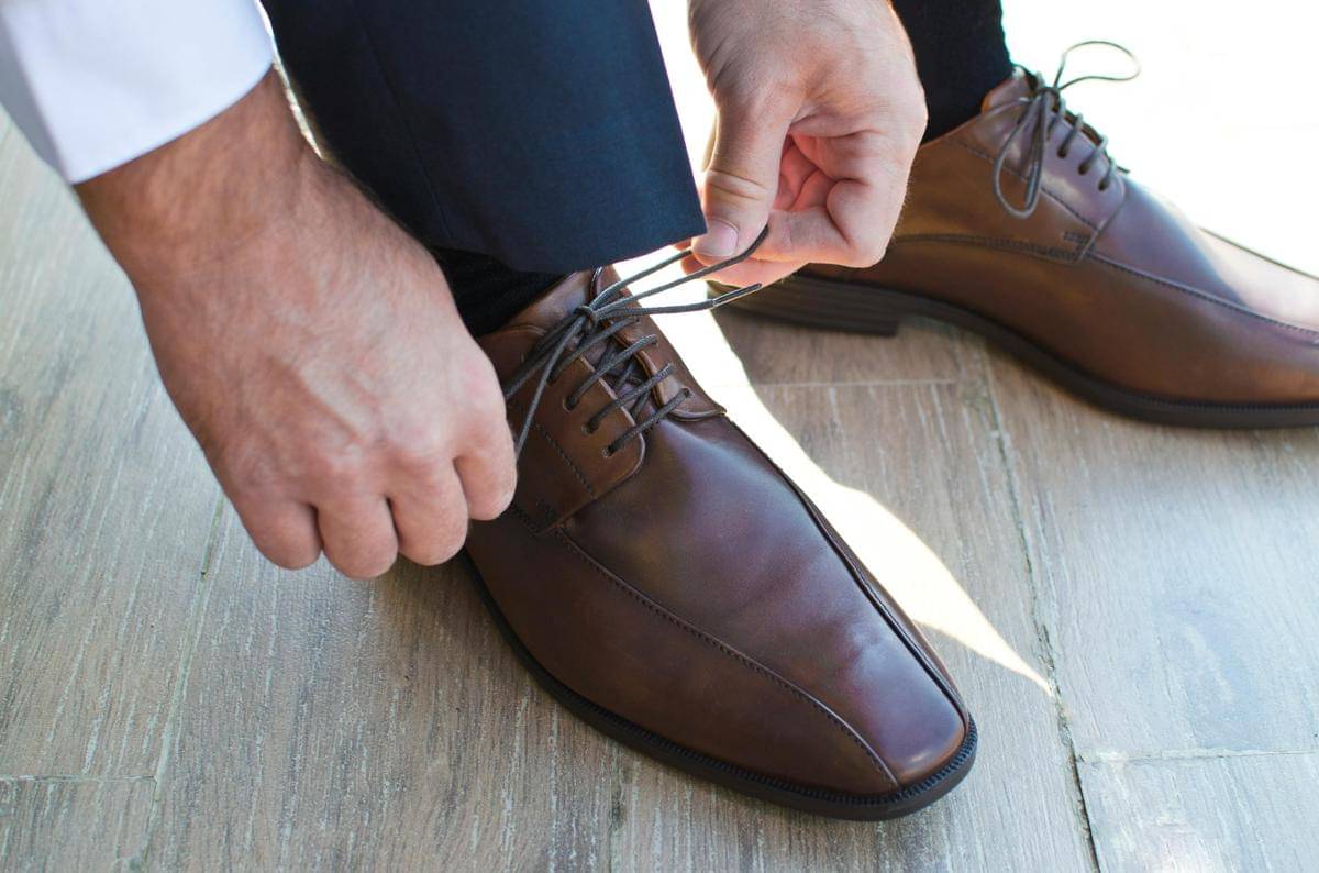 ilustrasi pria dengan sepatu kulit (pexels.com/Lukas)