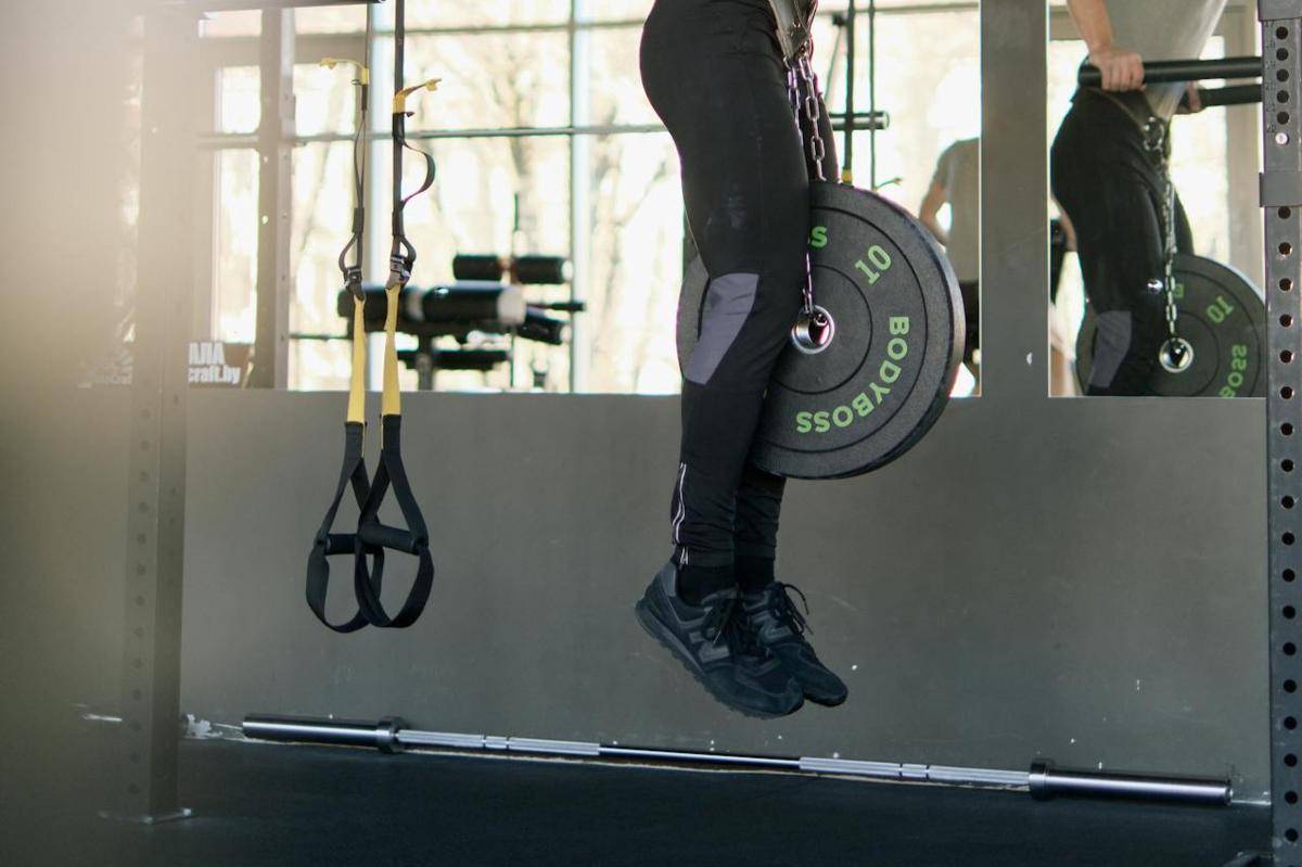 ilustrasi rekomendasi sepatu yang cocok untuk gym (pexels.com/Ivan Samkov)