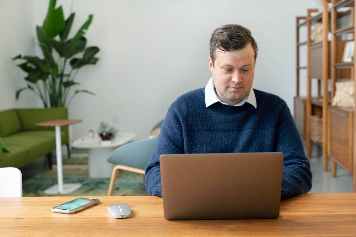 ilustrasi pria dengan kemeja dan sweater (pexels.com/LinkedIn Sales Navigator)