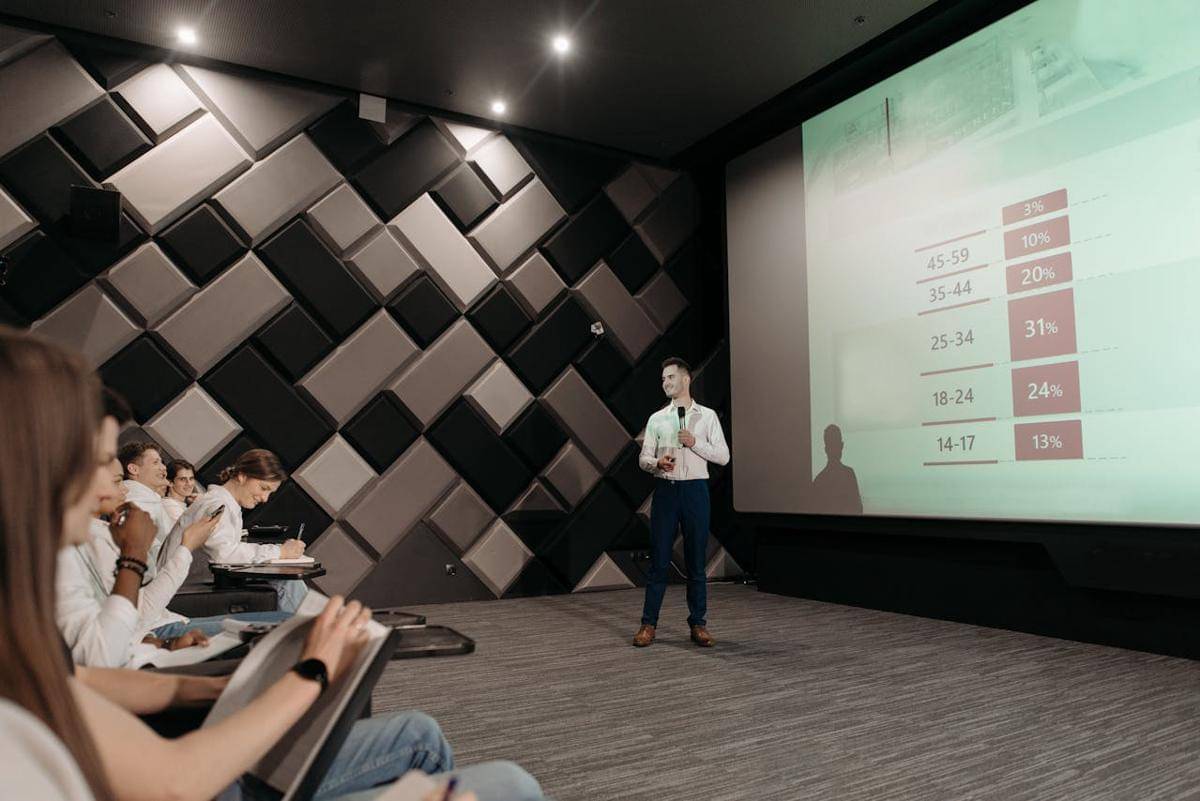 ilustrasi pria presentasi 