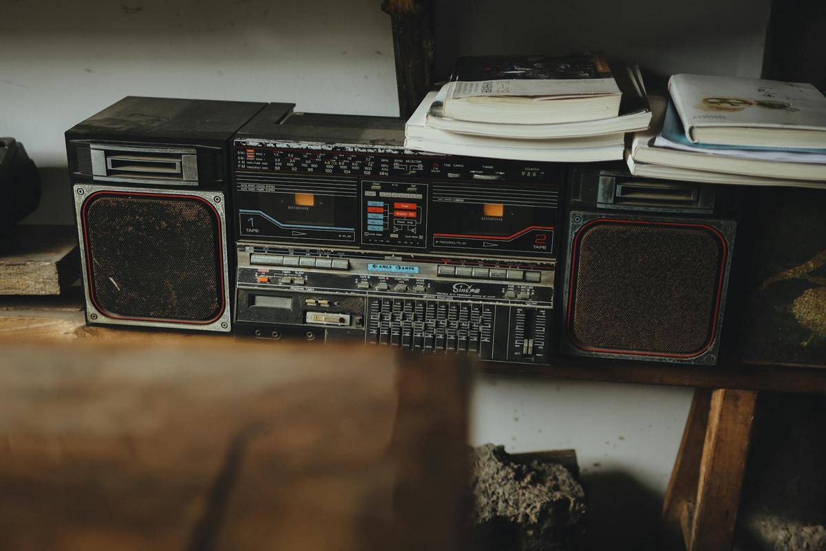 ilustrasi radio tua (pexels.com/Usman AbdulrasheedGambo)