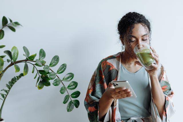 ilustrasi minum matcha 