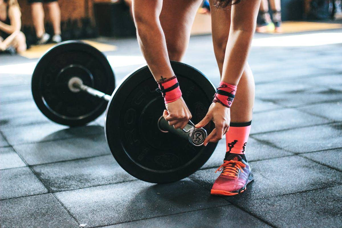 ilustrasi rekomendasi sepatu yang cocok untuk gym (pexels.com/Victor Freitas)